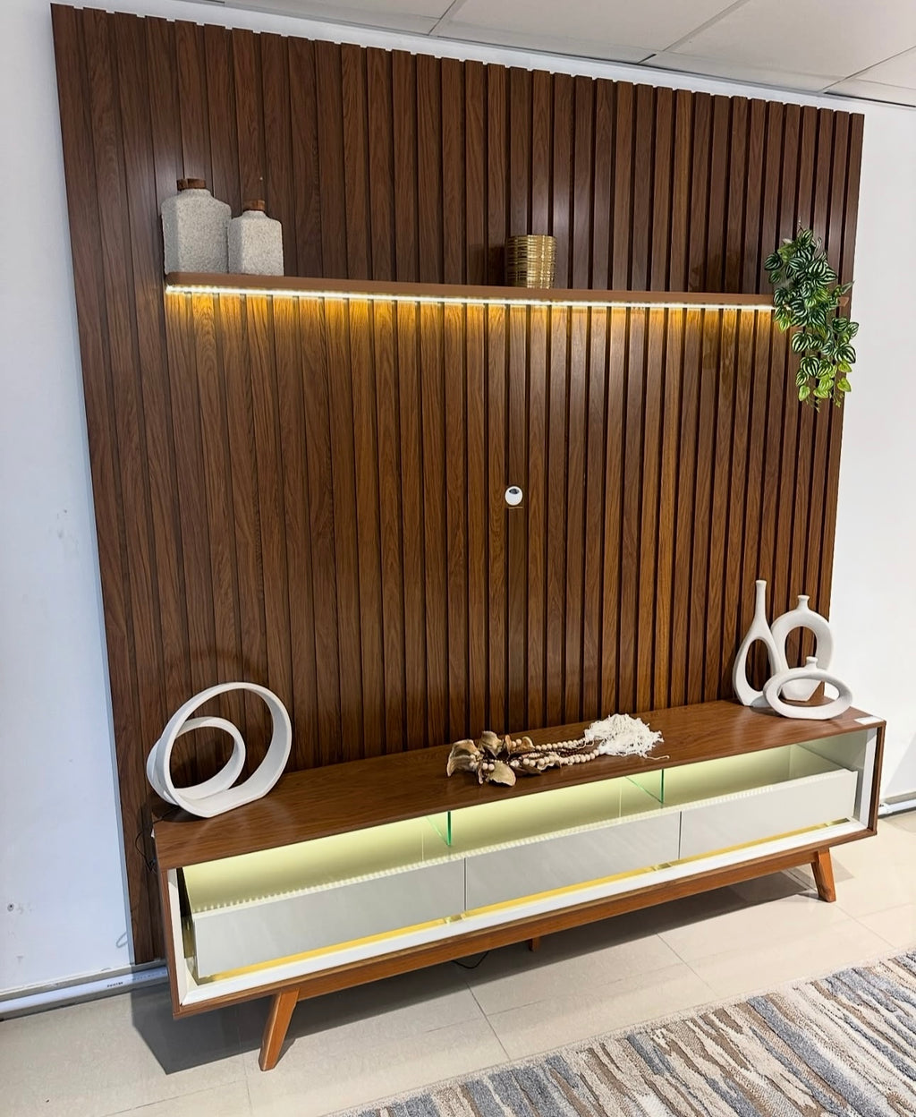 Conjunto Painel Nobre 230 Castanho e Rack Requinte 212 Pes Madeira Castanho.Off White Gelius