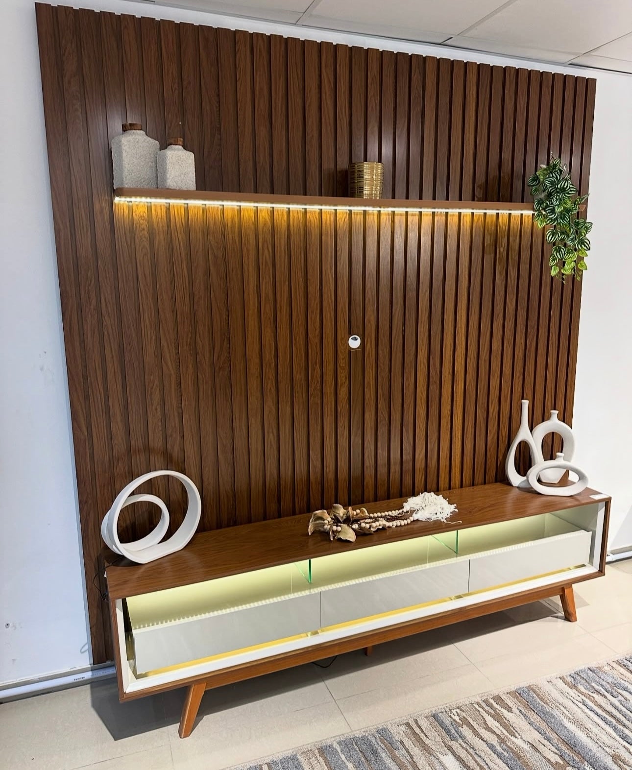 Conjunto Painel Nobre 230 Castanho e Rack Requinte 212 Pes Madeira Castanho.Off White Gelius