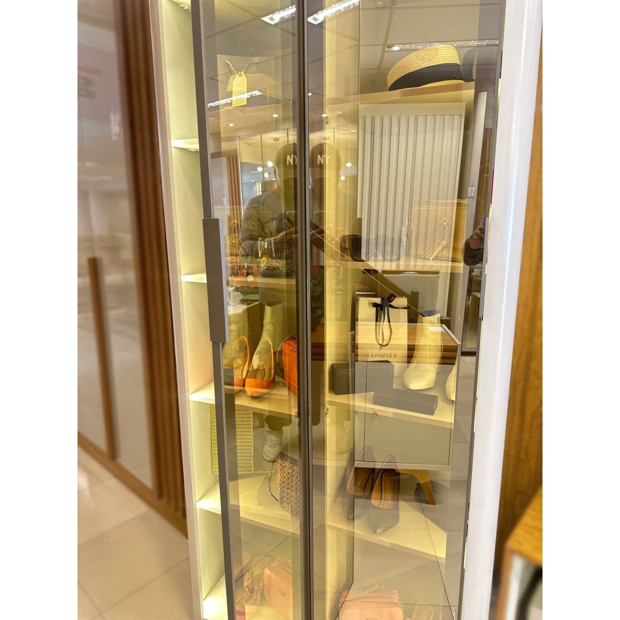 Sapateira Innova 2P Vidro Reflecta com Pes e LED Off White Gelius