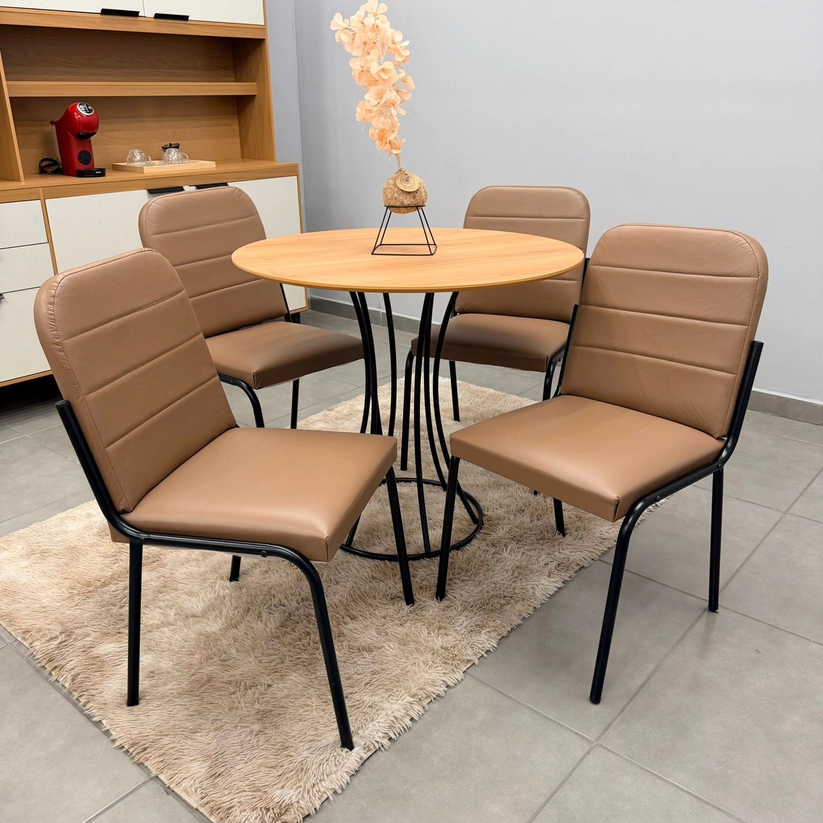Mesa de Jantar Onix Redonda 90cm com 4 Cadeiras Chicago em Courino Aço Tubo Minas