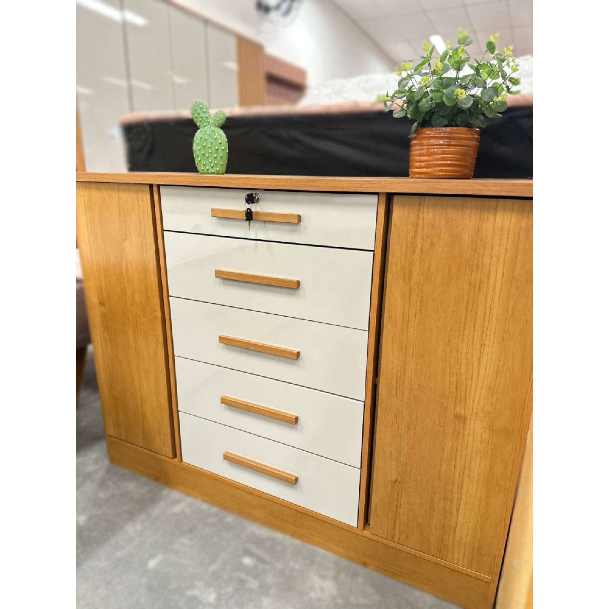 Cômoda Fortuna 2 Portas 5 Gavetas Tcil Móveis - Cinamomo/off White - Móveis furniture