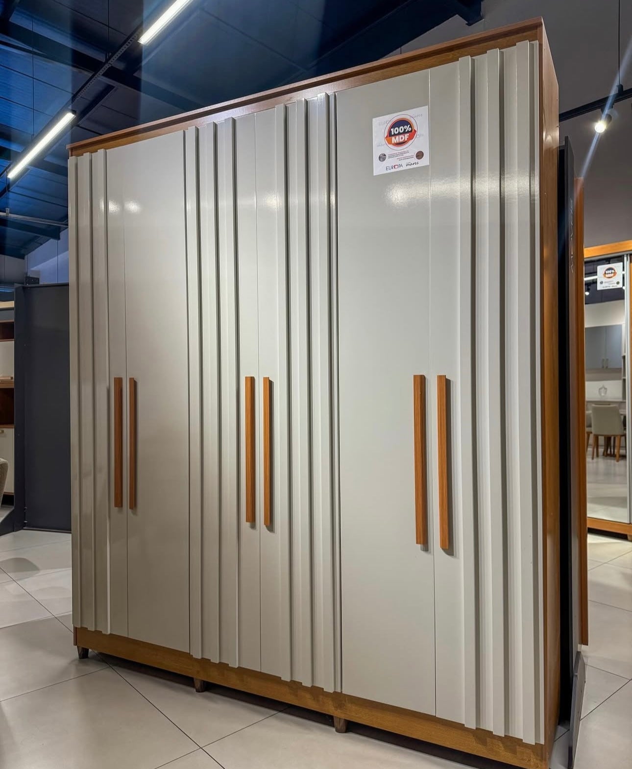 Roupeiro Oxford 6P sendo 4P Ripadas e 4G Off White