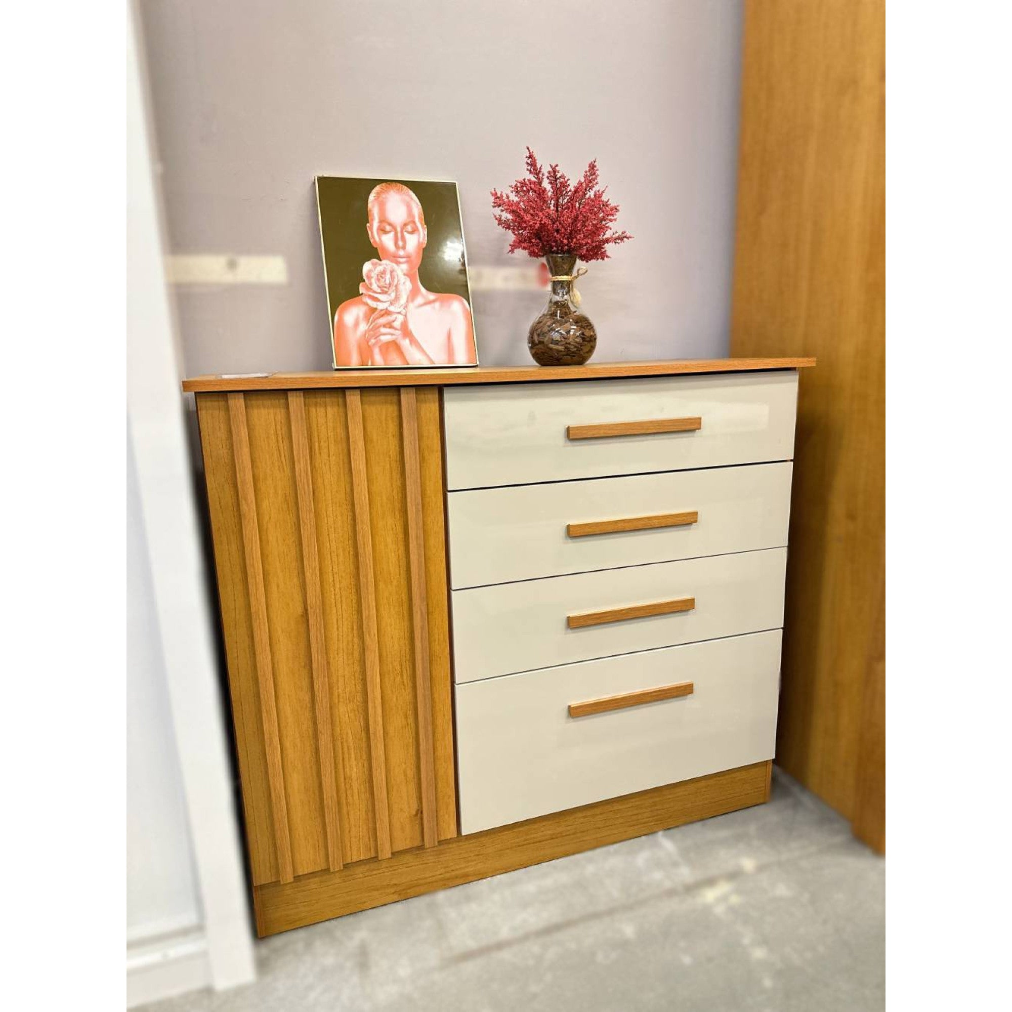 Cômoda Sapateira Guarani 4 Gavetas 1 Porta Tcil – Ripado Cinamomo/Off White