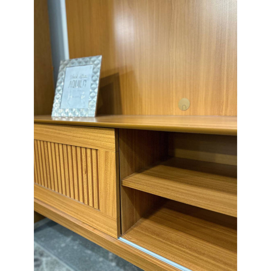 Rack Aruba Ripado Com Painel Avant 1.40 para Tvs até 55″ – Cedro