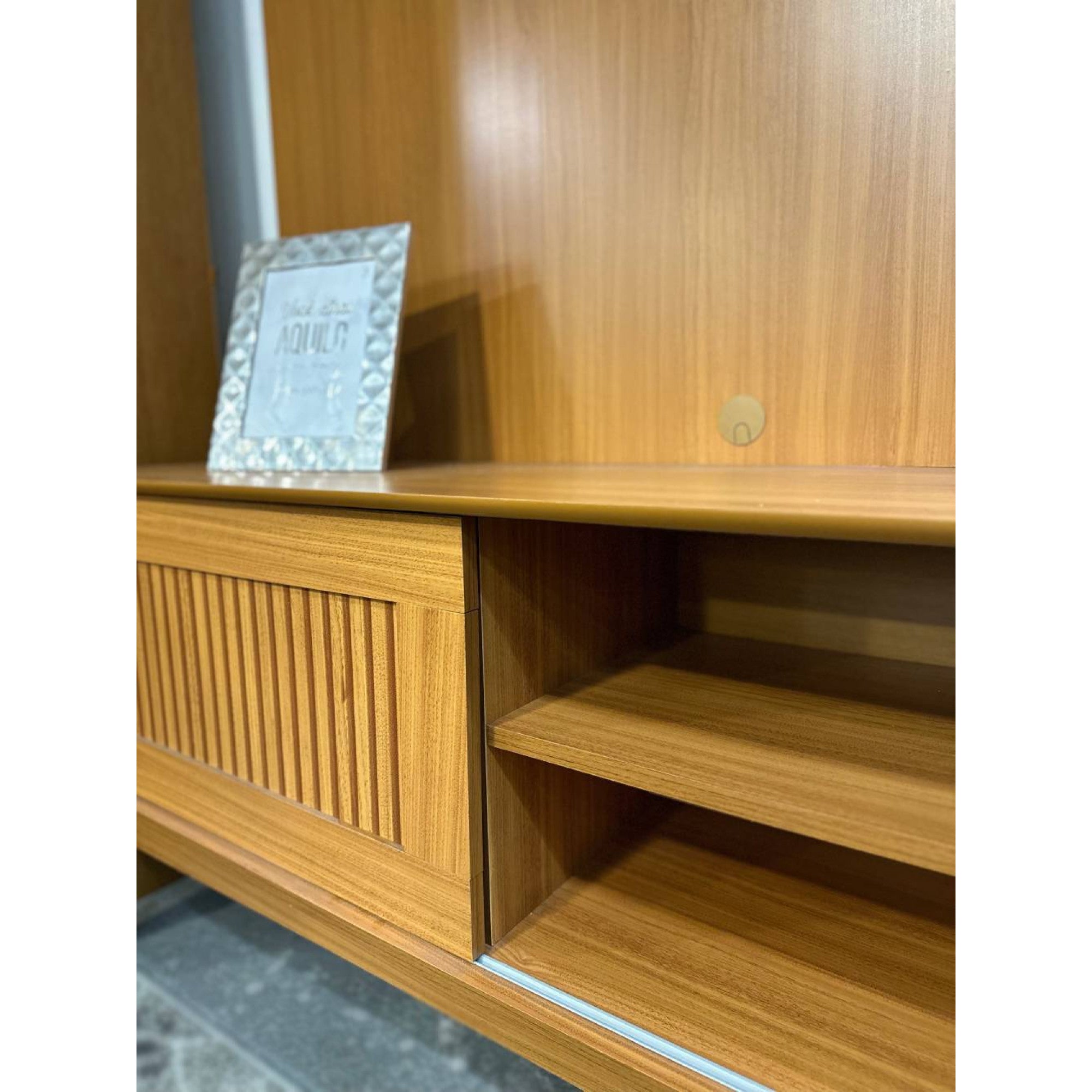 Rack Aruba Ripado Com Painel Avant 1.40 para Tvs até 55″ – Cedro