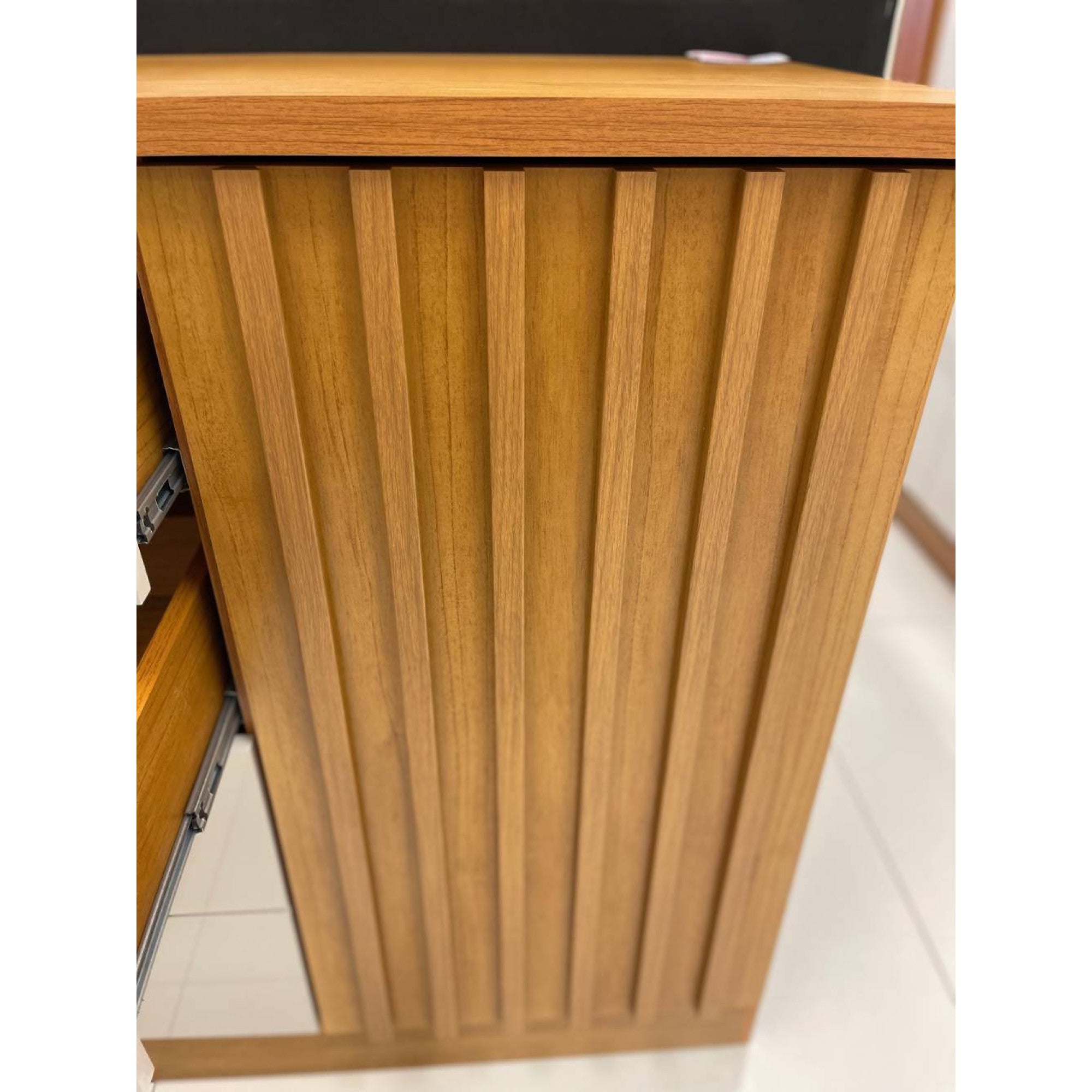 Cômoda Ripada Barcelona C/ Sapateira 4 Gavetas com 1 Porta Tcil Móveis - Cinamomo/Off White - Móveis furniture