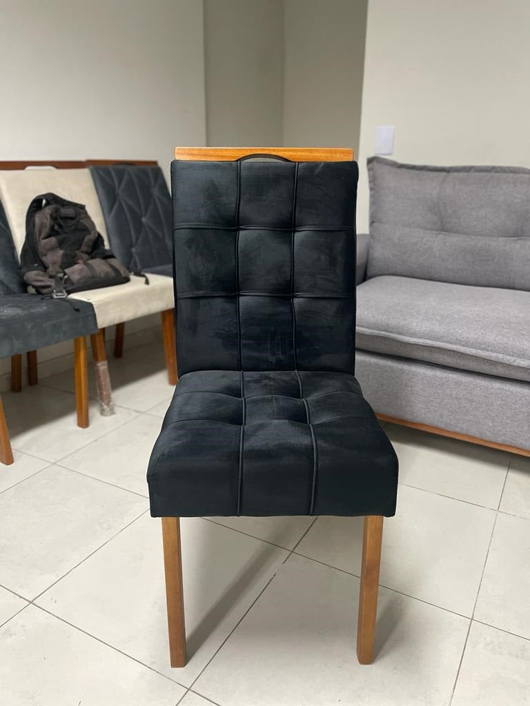 Mesa Redonda Celebrare 100 Amêndoa Clean/Off White com 4 Cadeiras Sophia Veludo Preto – LOPAS + WM DECOR