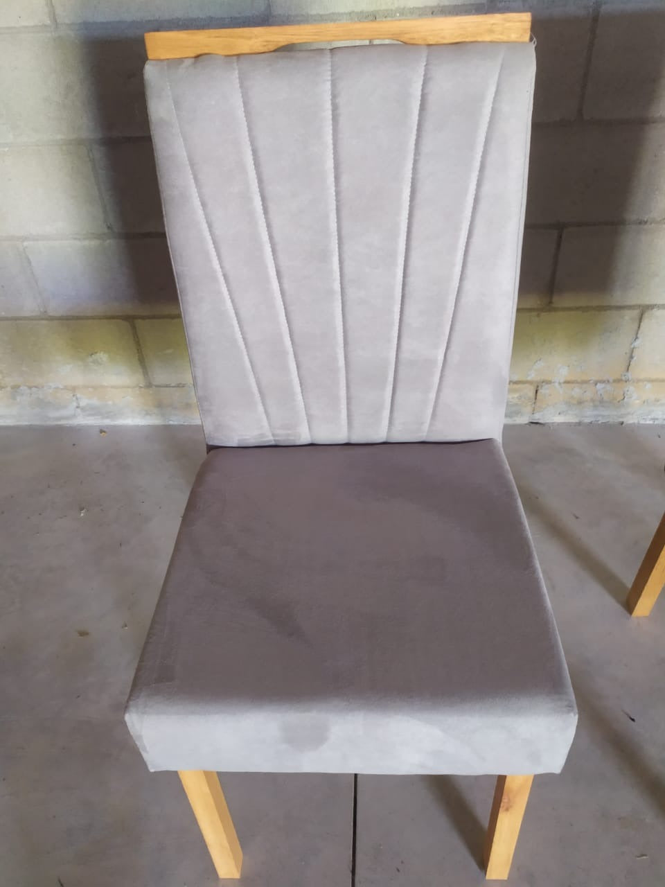 Kit 2 Cadeiras Patrícia 01 Imbuia Mel/Veludo Cinza Prata 148 – CARVALHO DECOR