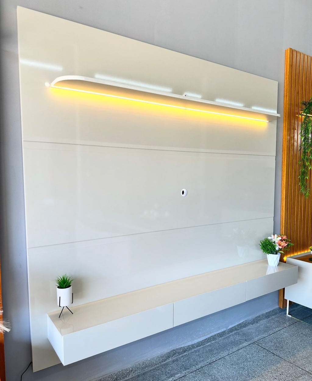 Home até 85″ Royal 220 Off White – GELIUS - Móveis furniture