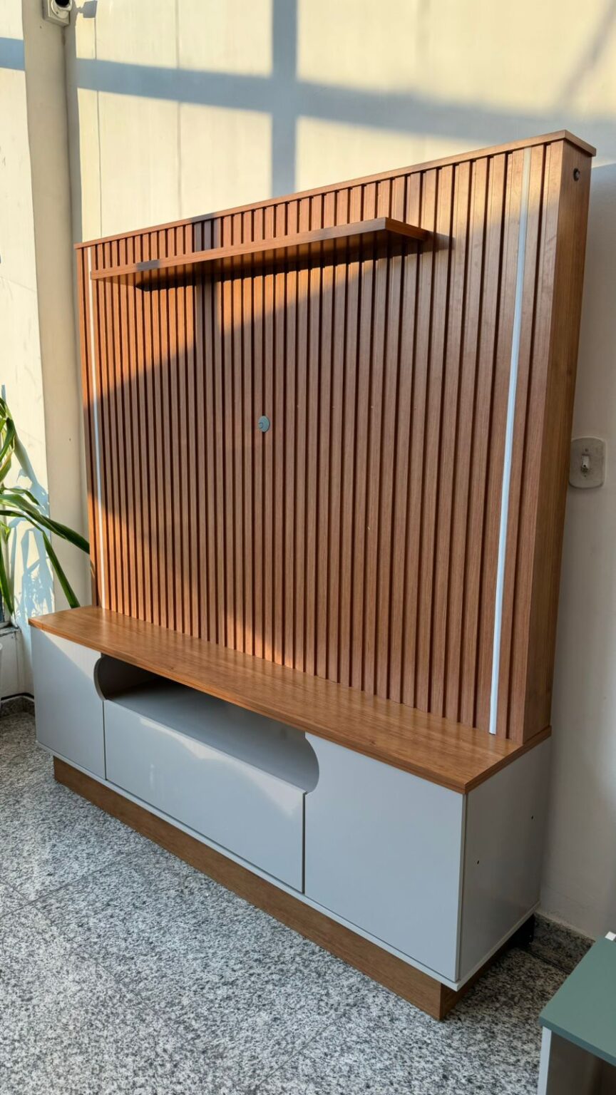 Estante Afago Para TV 65 Polegadas Ripado Com LED Cinamomo Off White JCM - Móveis furniture