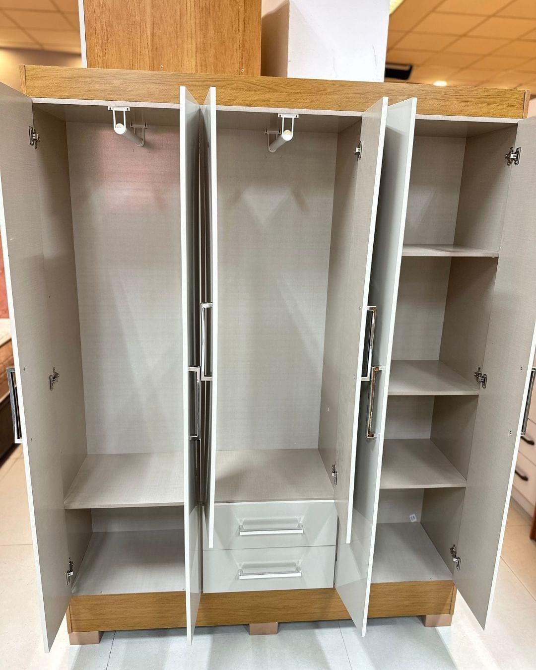 Roupeiro Natal 6 Portas 2 Gavetas Larg. 1.35m (GR6223) Cinamomo/Off Com Pés Rodial Móveis