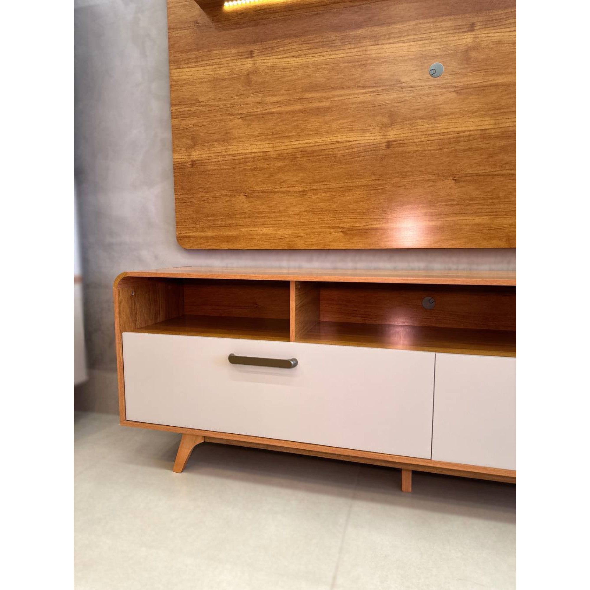 Painel até 70″ Cristal Cinamono + Rack Cristal Cinamono/Off White – JCM MOVELARIA