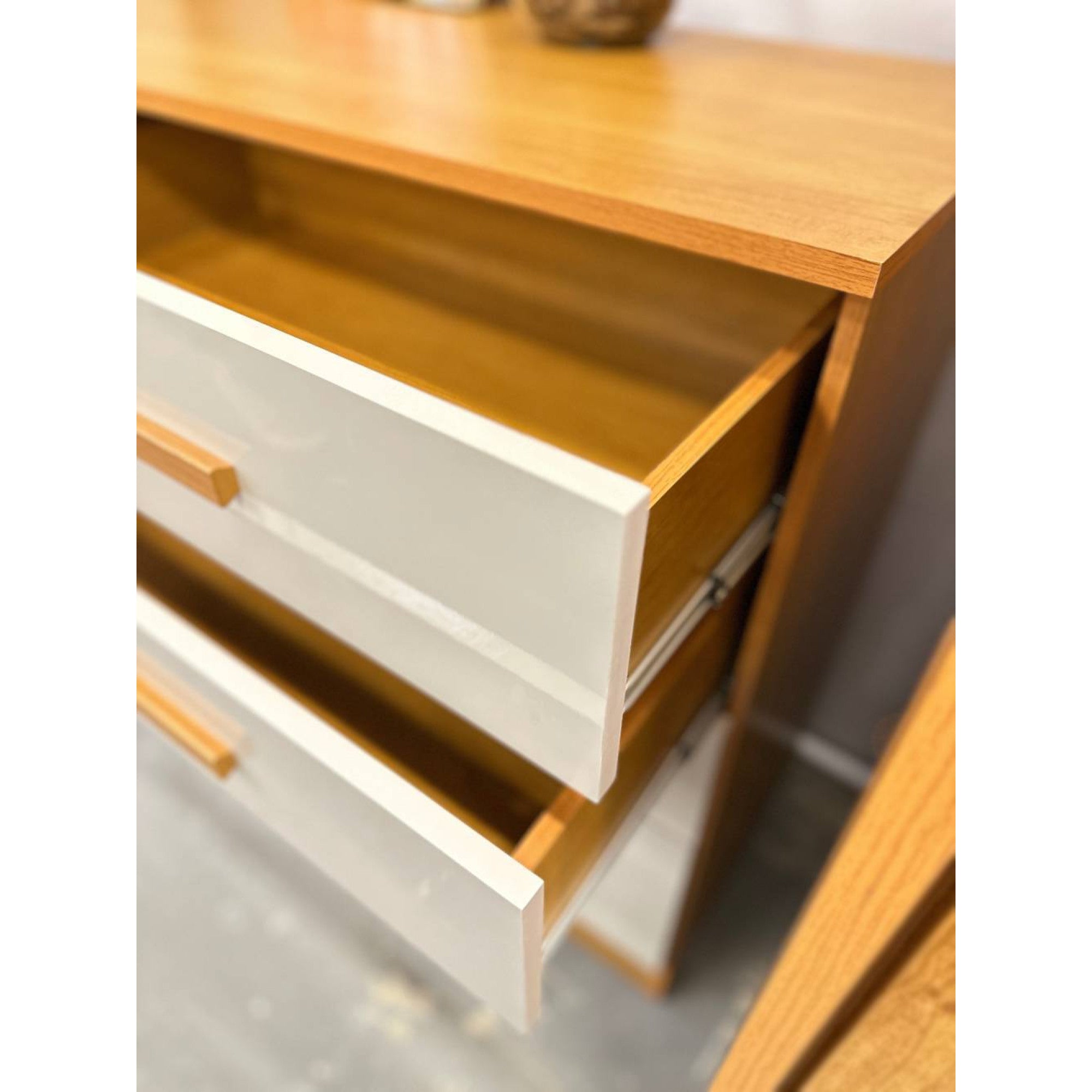 Cômoda Sapateira Guarani 4 Gavetas 1 Porta Tcil – Ripado Cinamomo/Off White